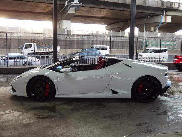 ウラカン ＬＰ６１０－４スパイダー　フロントリフター　２０ｉｎアルミ　カラードキャリパー　カーボンブレーキ　Ｑチトゥーラ　パワーシート　シートヒーター　デジタルインナーミラー　ヘッドレスト部クレストエンボス加工　純正ナビゲーション　ＥＴＣ（12枚目）
