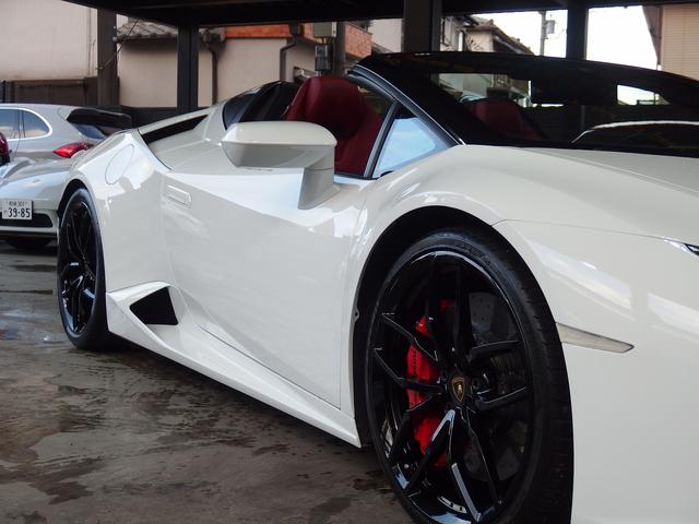 ウラカン ＬＰ６１０－４スパイダー　フロントリフター　２０ｉｎアルミ　カラードキャリパー　カーボンブレーキ　Ｑチトゥーラ　パワーシート　シートヒーター　デジタルインナーミラー　ヘッドレスト部クレストエンボス加工　純正ナビゲーション　ＥＴＣ（20枚目）