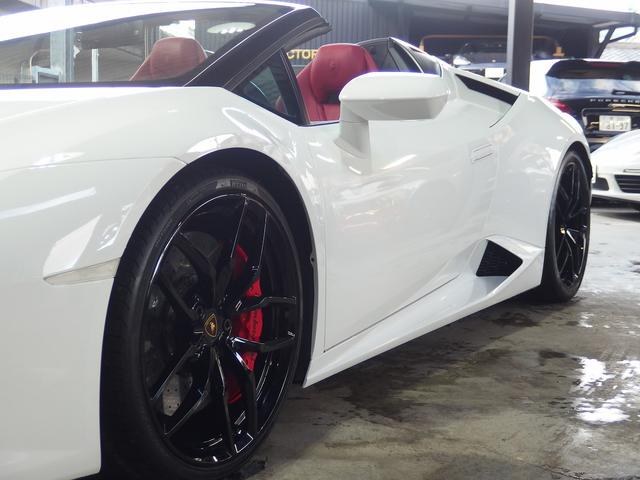 ウラカン ＬＰ６１０－４スパイダー　フロントリフター　２０ｉｎアルミ　カラードキャリパー　カーボンブレーキ　Ｑチトゥーラ　パワーシート　シートヒーター　デジタルインナーミラー　ヘッドレスト部クレストエンボス加工　純正ナビゲーション　ＥＴＣ（21枚目）