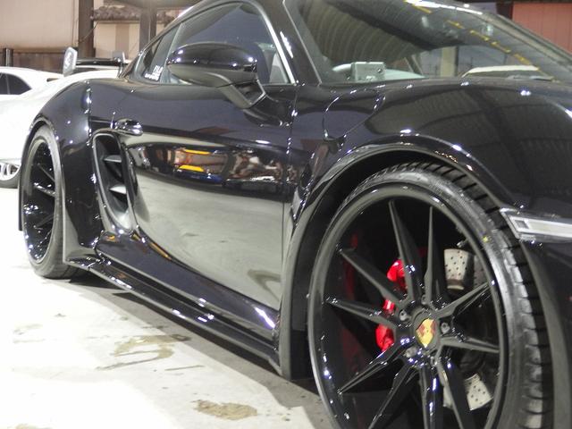 ７１８ケイマン ７１８ケイマン　ＥＵＲ－ＧＴワイドボディ　２１ｉｎアルミ　社外バルブ付マフラー　社外リアウィング　社外ダウンサス　キセノンヘッドライト　オートライト　電格ミラー　ブラックレザーシート　ＰＣＭ（18枚目）