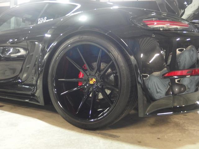 ７１８ケイマン ７１８ケイマン　ＥＵＲ－ＧＴワイドボディ　２１ｉｎアルミ　社外バルブ付マフラー　社外リアウィング　社外ダウンサス　キセノンヘッドライト　オートライト　電格ミラー　ブラックレザーシート　ＰＣＭ（28枚目）