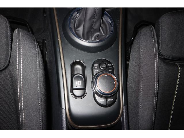 クーパーSD クロスオーバー オール4 禁煙車 LEDヘッドライト インテリジェントセーフティ アクティブクルーズコントロール 純正18インチブラックアルミ 純正ナビ バックモニター PDC ドライビングモード(26枚目)