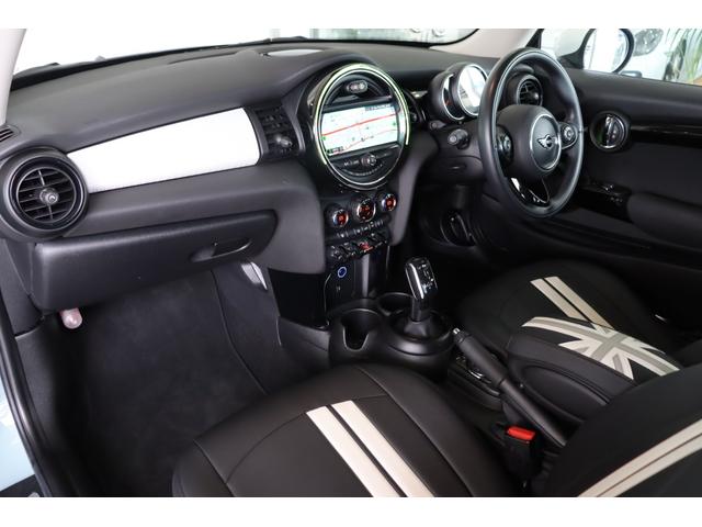 ＭＩＮＩ アイスブルーエディション　禁煙車　ＬＥＤライト　純正ＨＤＤナビ　バックカメラ　ＰＤＣ　純正１５インチアルミ　クロームラインエクステリア　マルチファンクションステアリング　ＥＴＣ　ＣＡＢＡＮＡシートカバー　マッドガード　キーレス（4枚目）