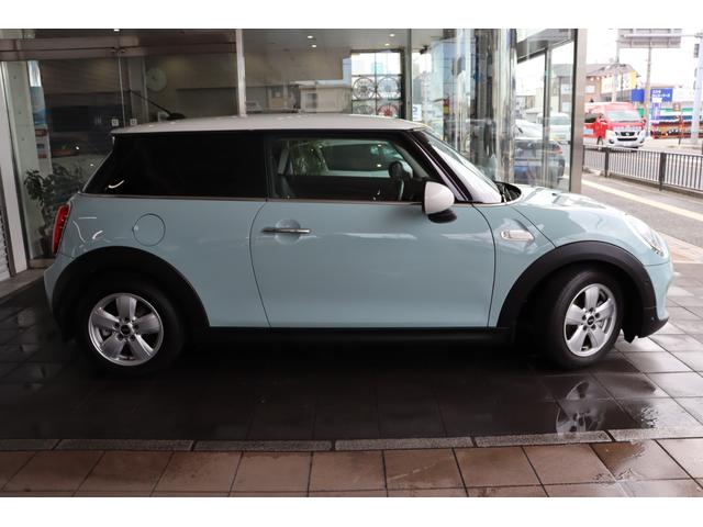 ＭＩＮＩ アイスブルーエディション　禁煙車　ＬＥＤライト　純正ＨＤＤナビ　バックカメラ　ＰＤＣ　純正１５インチアルミ　クロームラインエクステリア　マルチファンクションステアリング　ＥＴＣ　ＣＡＢＡＮＡシートカバー　マッドガード　キーレス（12枚目）