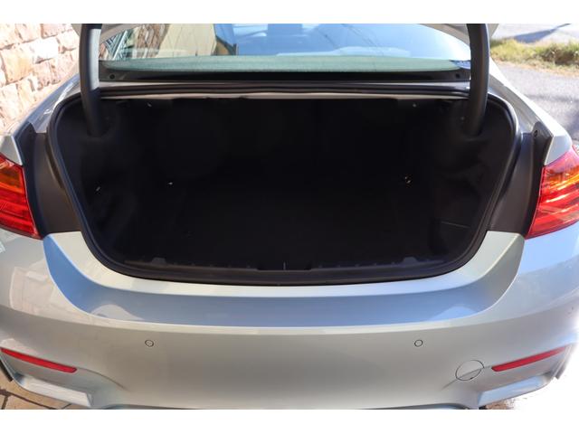 M4 M4クーペ 禁煙 LEDライト 純正HDDナビ地デジTV ブラックレザー アダクティブMサスペンション 純正19インチアルミ PDC バックカメラ クルーズコントロール パドルシフト ETC コンフォートアクセス(19枚目)