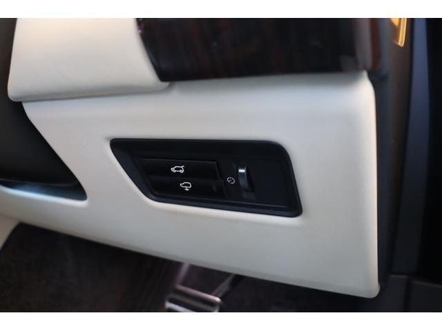 レンジローバー ３．０　Ｖ６　スーパーチャージド　ヴォーグ　禁煙ワンオーナー車　キセノン　ブラウンレザー　パノラマサンルーフ　純正２０インチアルミ　純正ナビ地デジＴＶ　クリアランスソナー　３６０カメラ　電動サイドステップ　ＥＴＣ　ウッドコンビステアリング（31枚目）