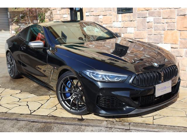 ８シリーズ Ｍ８５０ｉ　ｘＤｒｉｖｅクーペ　禁煙車　レーザーライト　フィオナレッド・ブラックレザー　Ｂｏｗｅｒｓ＆Ｗｉｌｋｉｎｓダイヤモンドサウンドシステム　ＥＴＣ　ＲＡＹＳ２０インチ　ＰＤＣ　ヘッドアップディスプレイ　ＡＣＣ　コンフォート（3枚目）