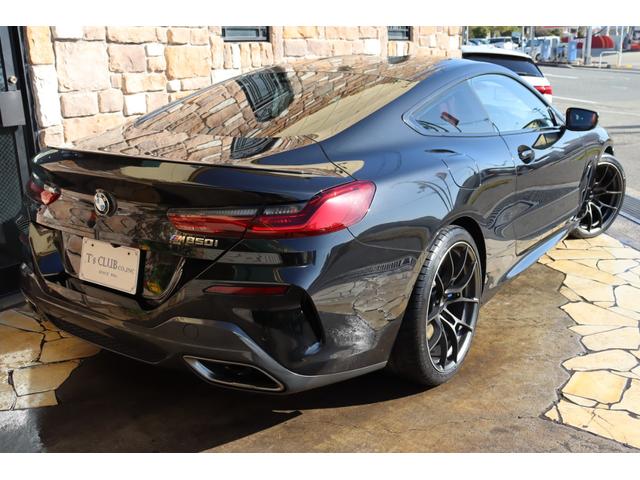８シリーズ Ｍ８５０ｉ　ｘＤｒｉｖｅクーペ　禁煙車　レーザーライト　フィオナレッド・ブラックレザー　Ｂｏｗｅｒｓ＆Ｗｉｌｋｉｎｓダイヤモンドサウンドシステム　ＥＴＣ　ＲＡＹＳ２０インチ　ＰＤＣ　ヘッドアップディスプレイ　ＡＣＣ　コンフォート（4枚目）