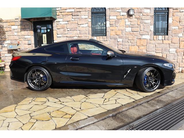 ８シリーズ Ｍ８５０ｉ　ｘＤｒｉｖｅクーペ　禁煙車　レーザーライト　フィオナレッド・ブラックレザー　Ｂｏｗｅｒｓ＆Ｗｉｌｋｉｎｓダイヤモンドサウンドシステム　ＥＴＣ　ＲＡＹＳ２０インチ　ＰＤＣ　ヘッドアップディスプレイ　ＡＣＣ　コンフォート（11枚目）