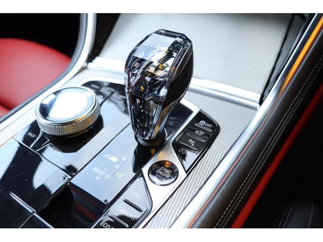 ８シリーズ Ｍ８５０ｉ　ｘＤｒｉｖｅクーペ　禁煙車　レーザーライト　フィオナレッド・ブラックレザー　Ｂｏｗｅｒｓ＆Ｗｉｌｋｉｎｓダイヤモンドサウンドシステム　ＥＴＣ　ＲＡＹＳ２０インチ　ＰＤＣ　ヘッドアップディスプレイ　ＡＣＣ　コンフォート（17枚目）