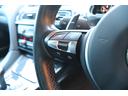 グランクーペ　４．４　インディビジュアル　フローズンシルバー　ブラックレザースポーツシート　ヘッドアップディスプレイ　２０インチアルミ　コンフォートアクセス（23枚目）