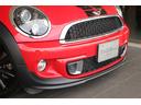 ＭＩＮＩ クーパーＳ　クーペ　禁煙車　ブラックアイキセノンライト　ブラックハーフレザースポーツシート　１７インチブラックアルミ　可動式リアウイング　クルーズコントロール　ＥＴＣ（6枚目）