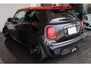 ＭＩＮＩ ジョンクーパーワークス　禁煙車　ＬＥＤライト　純正ＨＤＤナビ　アドバン１８インチ　ＫＷ車高調　レムスマフラー　ＰＤＣ　ＡＣＣ　マルチファンクションステアリング　ピアノブラックインテリアパネル　ビルトインミラーＥＴＣ　キーレス（3枚目）