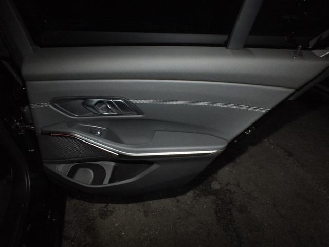 ３シリーズ ３２０ｄ　ｘＤｒｉｖｅ　ＭスポＥＤジョイ＋ハイライＰ　コンフォートＰＫＧ　１オーナー　禁煙車　黒レザー　シートヒーター３６０カメラ　アラウンドビューモニター　アクティブクルーズコントロール　ステアリングアシスト　１８インチＡＷ　パーキングアシスト（32枚目）