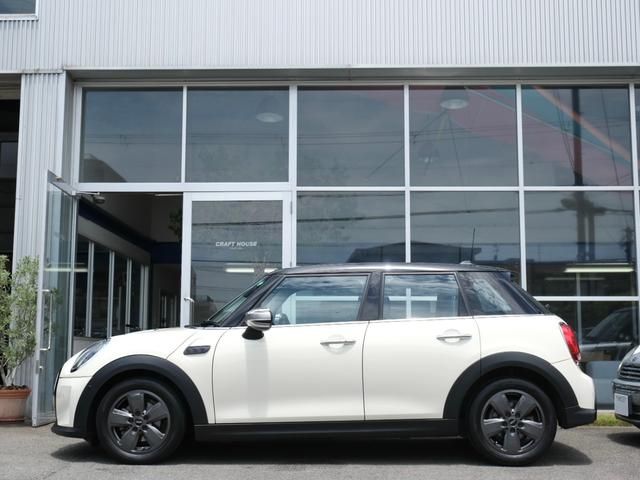 ＭＩＮＩ クーパー　クラシック・トリム　ワンオーナー　禁煙　Ａｐｐｌｅカープレイ　バックカメラ　ドラレコ　衝突軽減ブレーキ　車線逸脱防止　　タイヤ新替え　ハーフレザースポーツシート　コンフォートアクセス　クルーズコントロール　前後ソナー（9枚目）