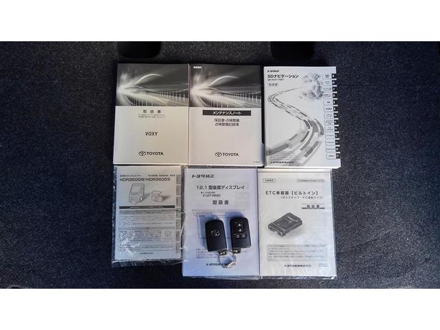 ヴォクシー ＺＳ　煌ＩＩＩ　プリクラッシュ　スマートキ　アイスト　ＤＶＤ再生機能　横滑り防止装置　ナビＴＶ　アルミ　三列シート　ＷＡＣ　盗難防止　オートエアコン　キーレス　ＥＴＣ装備　パワステ　メモリナビ　クルコン　ＡＢＳ（31枚目）