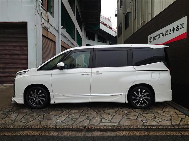 ヴォクシー ハイブリッドＳ－Ｚ　パワーウィンドウ　ＤＶＤ再生機能　インテリキー　横滑防止装置　地デジＴＶ　アクティブクルーズコントロール　１オナ　フルオートエアコン　リアカメラ　エアバッグ　ＡＢＳ　１００Ｖ充電　ナビＴＶ　ＷＡＣ（4枚目）