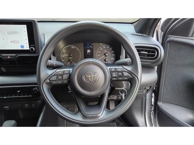 ヤリス ハイブリッドX パワーステアリング 助手席エアバッグ サイドエアバッグ ABS ESC エアコン 盗難防止システム オートクルーズコントロール 衝突被害軽減システム ETC ワンオーナー ミュージックプレイヤー接続可(11枚目)