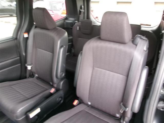 ３列シート７人乗りです。多人数での移動にも便利ですね。