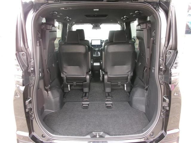３列目を跳ね上げるとより大きな荷室になります。キャンプ用品など大きな荷物もばっちり収納できます！