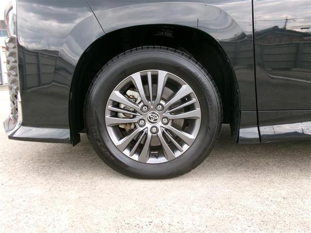 １６インチ純正アルミホイール。路面に近いホイール部分は特に目立ちますし、車のイメージも大きく変わりますよ！