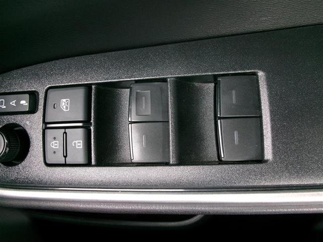 パワーウィンドウの全席オート機能が装備されています。助手席・後席もワンタッチ開閉でき、車内の換気もスムーズです。
