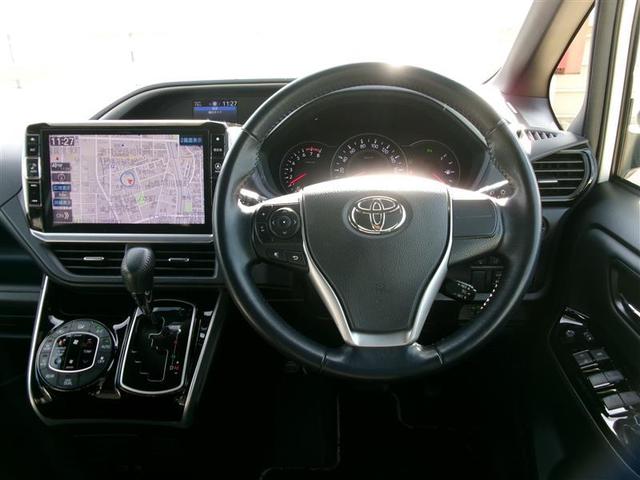 ヴォクシー ＺＳ　煌ＩＩＩ　トヨタ認定中古車　プリクラッシュ　スマートキ　アイスト　ＤＶＤ再生機能　横滑り防止装置　ナビＴＶ　アルミ　三列シート　ＷＡＣ　オートエアコン　キーレス　ＥＴＣ装備　メモリーナビ　クルコン　ＡＢＳ（4枚目）