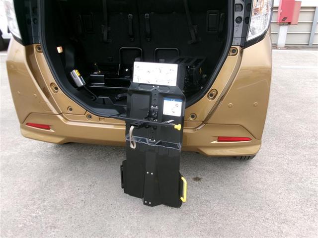 ラゲッジスペースには電動式の車いす収納装置を装備しています。