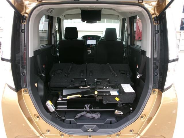 後席を倒すと収納力がアップします。長尺物も積めるのでカーライフの幅が広がりますね。