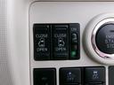 両側電動スライドドアを装備しています。狭い駐車場でも安全に開閉でき、さらに間口が広く乗り降りもし易いですよ。