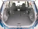 後席を倒すと収納力がアップします。長尺物も積めるのでカーライフの幅が広がりますね。