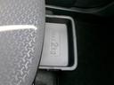 助手席シートアンダートレイを装備しています。収納スペースがたくさんあると助かりますね。