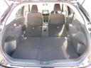 後席を倒すと収納力がアップします。長尺物も積めるのでカーライフの幅が広がりますね。