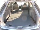 後席を倒すと収納力がアップします。長尺物も積めるのでカーライフの幅が広がりますね。