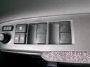 パワーウィンドウの全席オート機能が装備されています。助手席・後席もワンタッチ開閉でき、車内の換気もスムーズです。