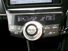 使い勝手の良いオートエアコンを装備しています。オートボタンは、風量・風向きを自動で調整し、より快適な室内空間が保てます。 7