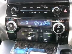 使い勝手の良いオートエアコンを装備しています。オートボタンは、風量・風向きを自動で調整し、より快適な室内空間が保てます。 7