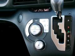 使い勝手の良いオートエアコンを装備しています。オートボタンは、風量・風向きを自動で調整し、より快適な室内空間が保てます。 7