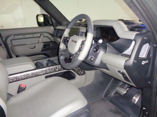 ディフェンダー オクタ　エディションワン　９０台限定車　純正マットプロテクションフイルム　ルーフ社外プロテクションフイルム　２０インチスタイル１０８６ホイール　ブラックコントラストルーフ＆ルーフレール　ゴールドキャリパー　Ｆ．Ｓ．Ｒドラレコ（3枚目）