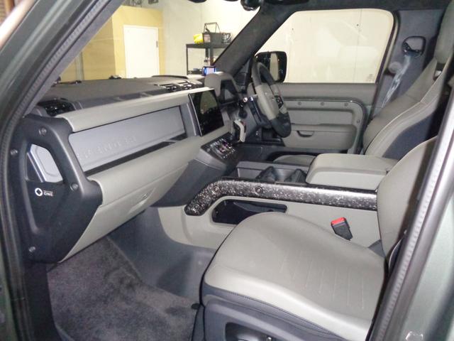 ディフェンダー オクタ　エディションワン　９０台限定車　純正マットプロテクションフイルム　ルーフ社外プロテクションフイルム　２０インチスタイル１０８６ホイール　ブラックコントラストルーフ＆ルーフレール　ゴールドキャリパー　Ｆ．Ｓ．Ｒドラレコ（4枚目）