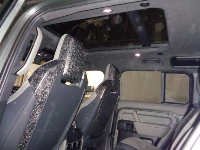 ディフェンダー オクタ　エディションワン　９０台限定車　純正マットプロテクションフイルム　ルーフ社外プロテクションフイルム　２０インチスタイル１０８６ホイール　ブラックコントラストルーフ＆ルーフレール　ゴールドキャリパー　Ｆ．Ｓ．Ｒドラレコ（8枚目）