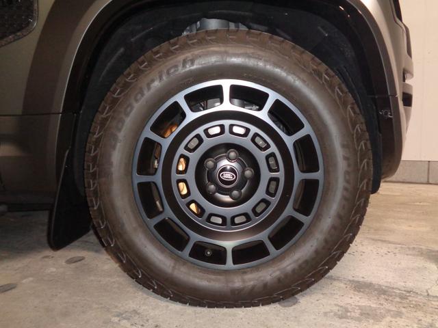 ディフェンダー オクタ　エディションワン　９０台限定車　純正マットプロテクションフイルム　ルーフ社外プロテクションフイルム　２０インチスタイル１０８６ホイール　ブラックコントラストルーフ＆ルーフレール　ゴールドキャリパー　Ｆ．Ｓ．Ｒドラレコ（15枚目）