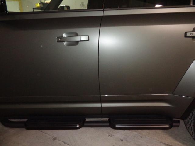 ディフェンダー オクタ　エディションワン　９０台限定車　純正マットプロテクションフイルム　ルーフ社外プロテクションフイルム　２０インチスタイル１０８６ホイール　ブラックコントラストルーフ＆ルーフレール　ゴールドキャリパー　Ｆ．Ｓ．Ｒドラレコ（16枚目）