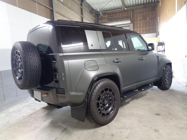 ディフェンダー オクタ　エディションワン　９０台限定車　純正マットプロテクションフイルム　ルーフ社外プロテクションフイルム　２０インチスタイル１０８６ホイール　ブラックコントラストルーフ＆ルーフレール　ゴールドキャリパー　Ｆ．Ｓ．Ｒドラレコ（20枚目）