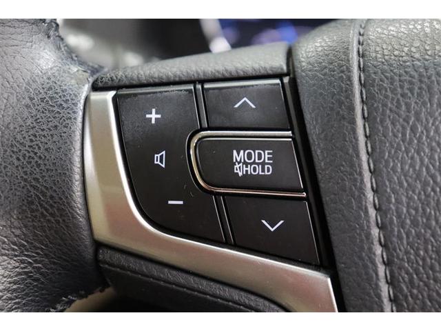 ステアリングスイッチでハンズフリー電話やオーディオ操作、マルチインフォメーションディスプレイ内の表示切替えが出来ます。走行中に視線を逸らさず出来る手元操作は安全運転につながります。