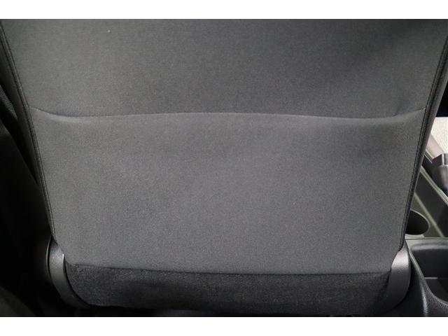 �V�[�g�o�b�N�ɂ͕֗��ȃ|�P�b�g�𑕔����Ă��܂��B�ԓ��ɎU�炩�肪���ȍׁX�Ƃ������̂�^�u���b�g�A�G���Ȃǂ����[�o����̂ŃX�b�L���Еt���܂��B