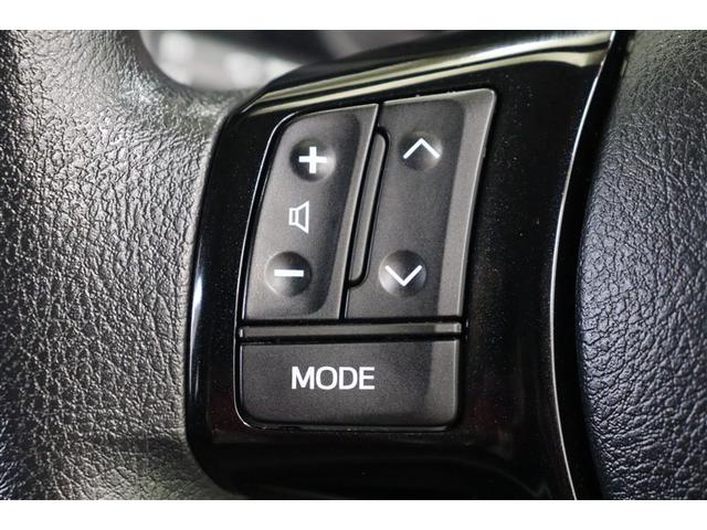 �^�]���ɃX�e�A�����O�����𗣂��Ȃ��Ă��I�[�f�B�I�����C���t�H���[�V�����f�B�X�v���C���̕\���ؑւ����o����X�C�b�`�𑕔����Ă��܂��B���s���Ɏ�������炳���o����茳����͈��S�^�]�ɂȂ���܂��B