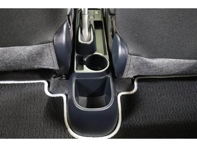 �Z���^�[�ɂ͌㕔���ȗp�̃h�����N�z���_�[����������Ă��܂��B�^�]�Ȃ�����肪�͂��₷���̂ŁA�h���C�o�[�̂Q�{�ڃL�[�v�Ƃ��Ă��𗧂��܂��B