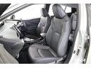 立体的なシートは上質感のある合成皮革です。運転席と助手席には寒い時期に嬉しいシートヒーターを装備。はやく暖まり、じんわりと身体を温めてくれるので快適です。。
