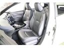 立体的なシートは上質感のある合成皮革です。運転席と助手席には寒い時期に嬉しいシートヒーターを装備。はやく暖まり、じんわりと身体を温めてくれるので快適です。。